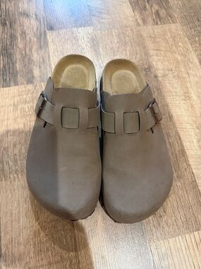 Women’s Casual Slip-On Clogs in Brown-Size 7.5
